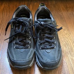 Clarks wave walk black leather hiking/walking shoe sneakers